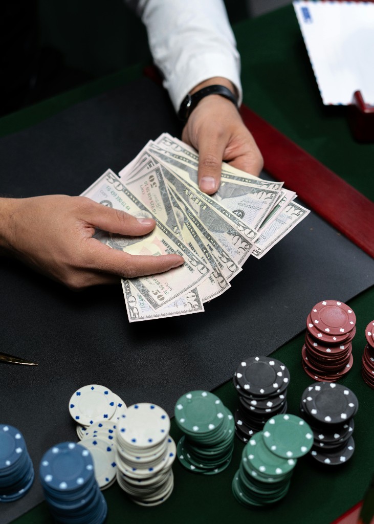 Poker masası ve fişler